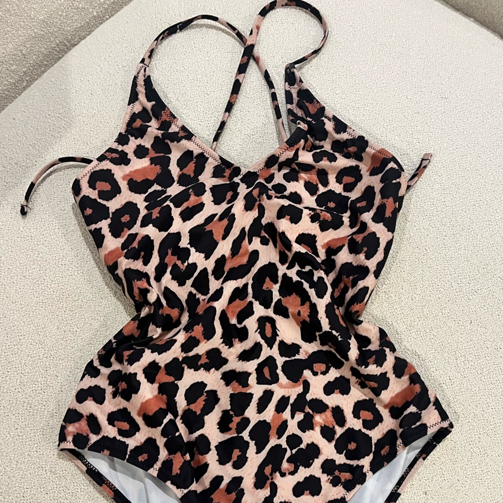 Ekouaer Leopard V Neck One Piece Swimsuit Size M